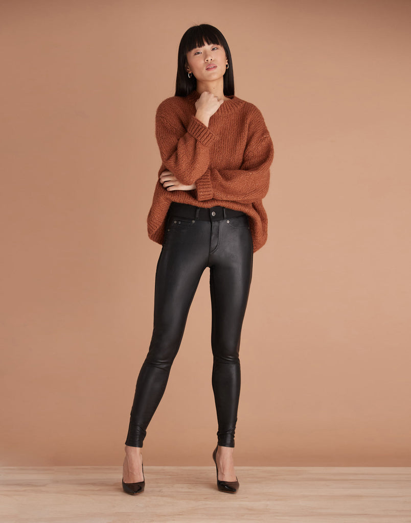 TAILLE CLASSIQUE / RACHEL COUPE ÉTROITE / BLACK LEATHERETTE