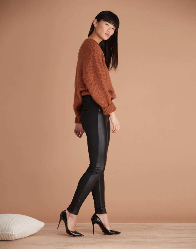TAILLE CLASSIQUE / RACHEL COUPE ÉTROITE / BLACK LEATHERETTE