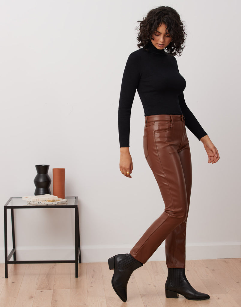 PANTALON EMILY COUPE AJUSTÉE EN CUIR VEGAN / BRUN FONCÉ