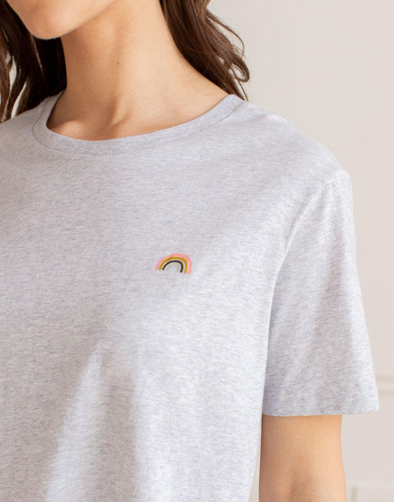 T-SHIRT ARC-EN-CIEL ÉCOURTÉ / GRIS