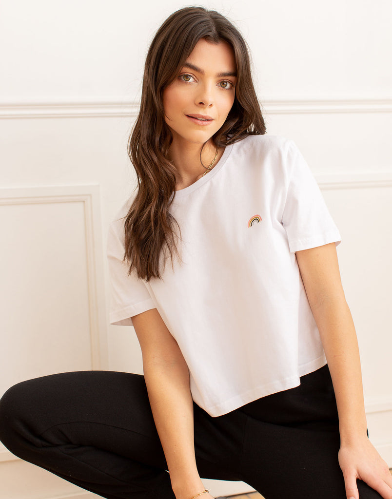 T-SHIRT ARC-EN-CIEL ÉCOURTÉ / BLANC