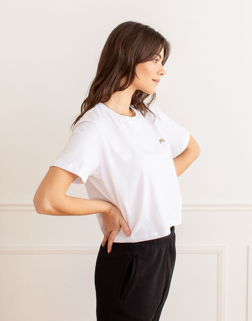 T-SHIRT ARC-EN-CIEL ÉCOURTÉ / BLANC