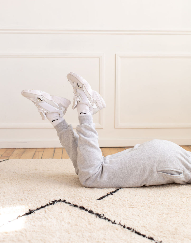 PANTALON DE JOGGING / GRIS PÂLE