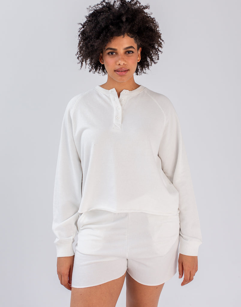 CHANDAIL HENLEY ÉCOURTÉ / MARSHMALLOW